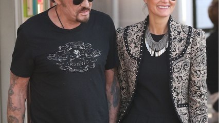GALA VIDÉO - Laeticia Hallyday cette cérémonie qu’elle a tenu à faire sur la tombe de Johnny