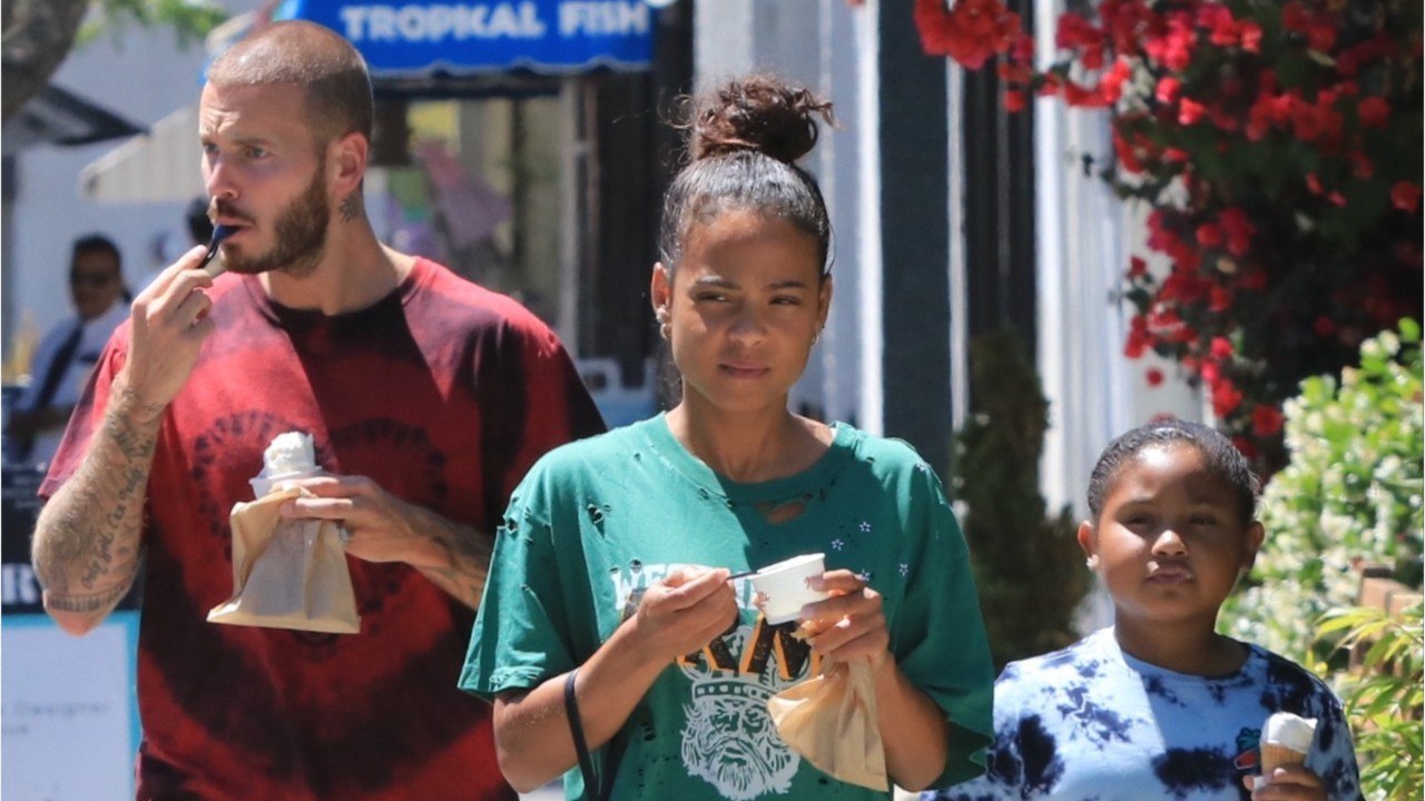 GALA VIDEO - Matt Pokora, beau-papa cool, improvise un rap avec la fille de Christina Milian