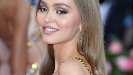 GALA VIDÉO – Lily-Rose Depp entre copines lascive en robe moulante aux motifs zébrés