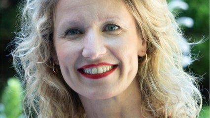 GALA VIDÉO - Alexandra Lamy parodie une actrice américaine et dévoile sa sculpturale silhouette en maillot