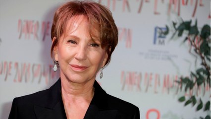 GALA VIDÉO – Nathalie Baye en vacances avec un célèbre trentenaire