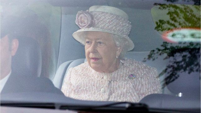 GALA VIDEO : Elizabeth II révèle enfin pourquoi elle porte des tenues colorées… et c’est très drôle !