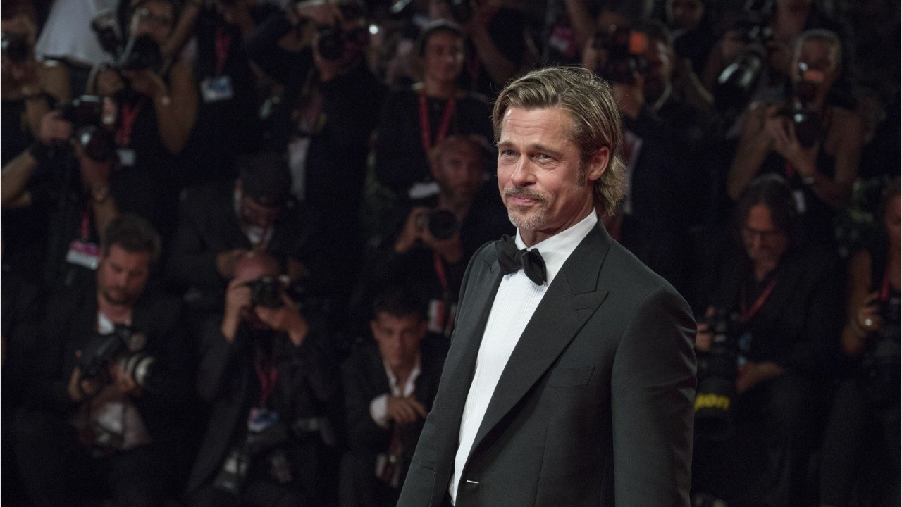 GALA VIDÉO - Brad Pitt arbore un nouveau tatouage, les fans s'imaginent que c'est pour Angelina Jolie