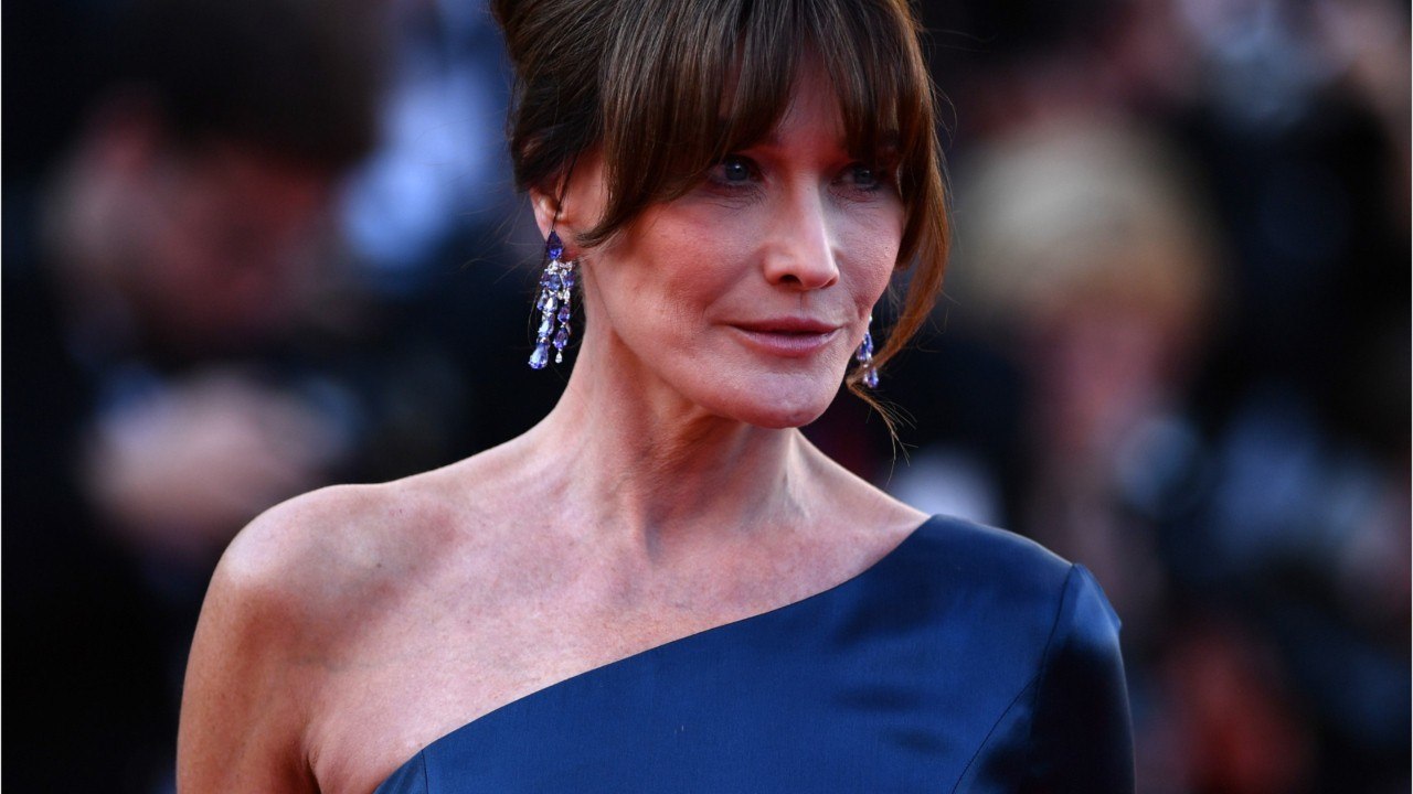 GALA VIDÉO – Carla Bruni en maillot de bain et palmes savoure ses derniers instants de vacances
