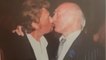 GALA VIDÉO - Johnny Hallyday embrassant Eddie Barclay sur la bouche : un mystérieux cliché refait surface