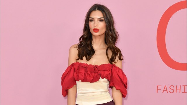 GALA VIDEO - Emily Ratajkowski, encore à demi-nue, fait un clin d’oeil à son mari Sebastian
