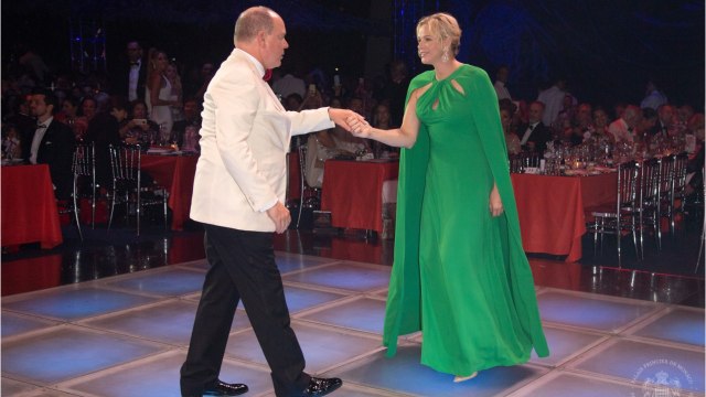GALA VIDEO – Charlene et Albert de Monaco, plus amoureux que jamais, partagent une danse au Gala de la Croix-Rouge