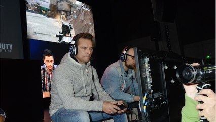 GALA VIDEO – David Hallyday fête ses 53 ans : il ressort une photo dossier pour son anniversaire !