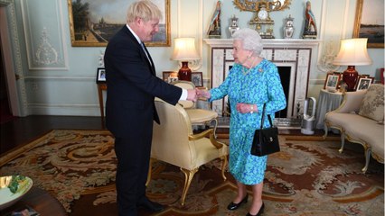 GALA VIDEO - Rencontre entre Elizabeth II et Boris Johnson : un détail sur la photo officielle amuse les internautes