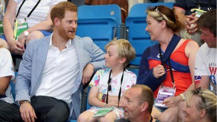 GALA VIDEO : Craquant ! Le prince Harry dévoile sa fibre paternelle lors d’une visite officielle