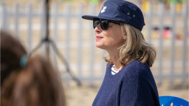 GALA VIDEO : Valérie Trierweiler : sa pique acerbe sur les rendez-vous “casqués” de François Hollande