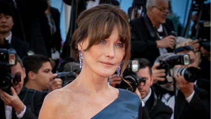 GALA VIDEO - PHOTO – Carla Bruni chante la sérénade au clair de lune, face à la mer : envoûtant !