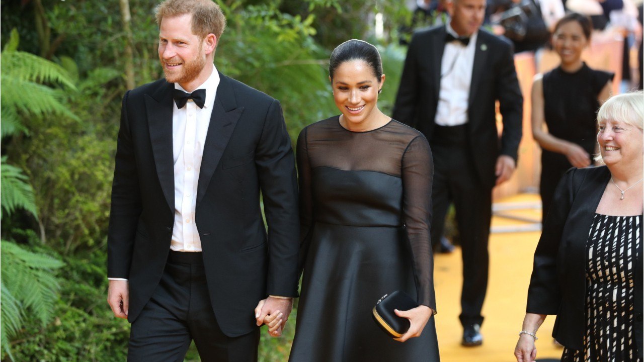 GALA VIDEO - Prince Harry : son look critiqué par la presse anglaise à l'avant-première du Roi Lion