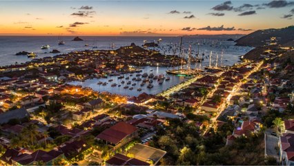 GALA VIDEO - Laeticia Hallyday disco queen dans une robe très décolletée : elle organise une fête somptueuse pour ses filles