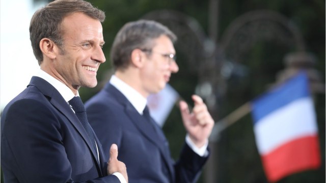 GALA VIDEO - Surprise : Brigitte et Emmanuel Macron coûtent moins cher en coiffure et maquillage que François Hollande !