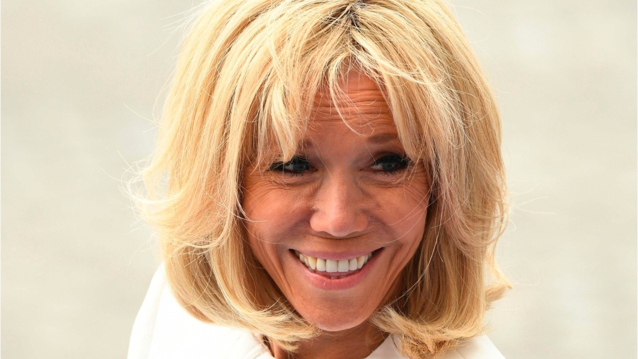 GALA VIDÉO - Défilé du 14 juillet : la robe blanche de Brigitte Macron jugée “audacieuse” par la presse britannique - Gala