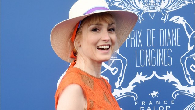 GALA VIDÉO – Julie Gayet surprend dans une église de Corrèze
