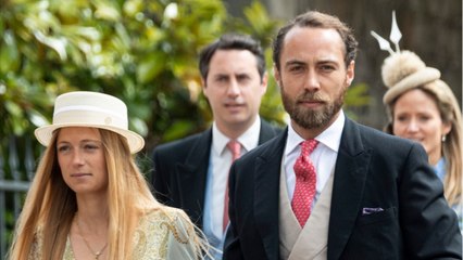 GALA VIDEO - PHOTO – James Middleton, plus fier d’un de ses chiens que de sa fiancée Alizée en bikini