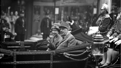 GALA VIDÉO - Ce jour où Elizabeth II a sauvé la femme du général de Gaulle de l'humiliation
