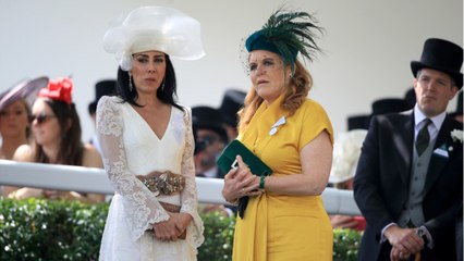 GALA VIDEO - PHOTO – Sarah Ferguson copieusement insultée, après la mise en cause d’Andrew dans un « trafic sexuel "
