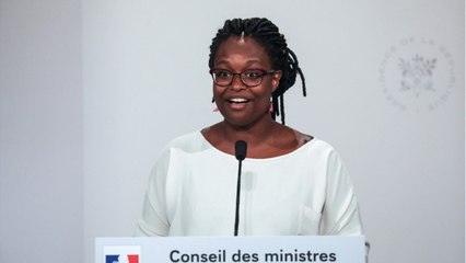 GALA VIDEO - Sibeth Ndiaye a trouvé une astuce pour passer “incognito” pendant ses vacances