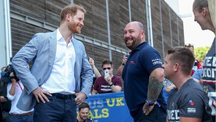 GALA VIDEO : Le prince Harry, rattrapé par le souvenir de Diana, alors qu'il visite un hôpital