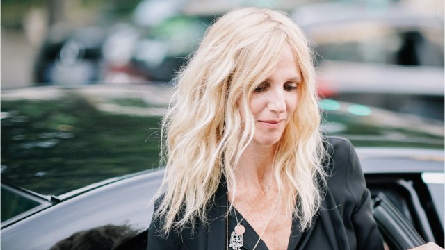 GALA VIDEO - Suzanne Lindon, la fille de Sandrine Kiberlain, mariée ? Ce cliché qui intrigue