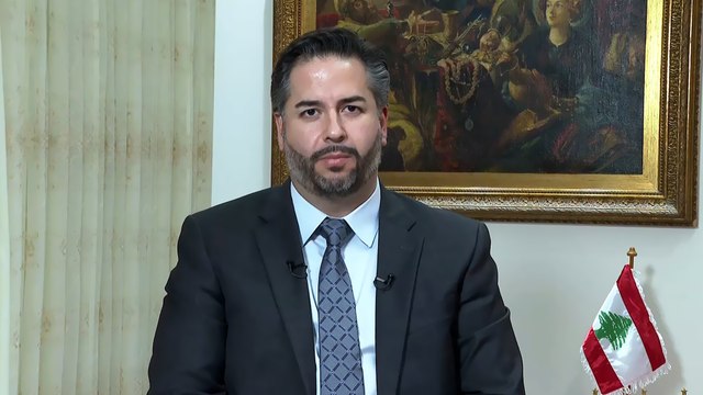 وزير الاقتصاد اللبناني: الحلول مطروحة على الطاولة بشأن انهيار العملة