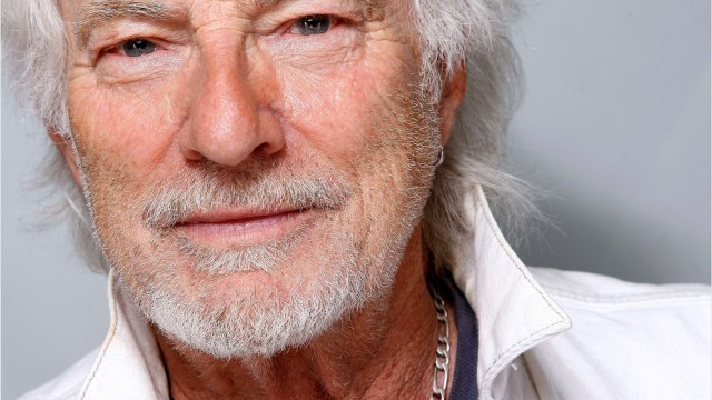 GALA VIDEO - Hugues Aufray assume sa double vie : il s'affiche complice avec sa jeune compagne