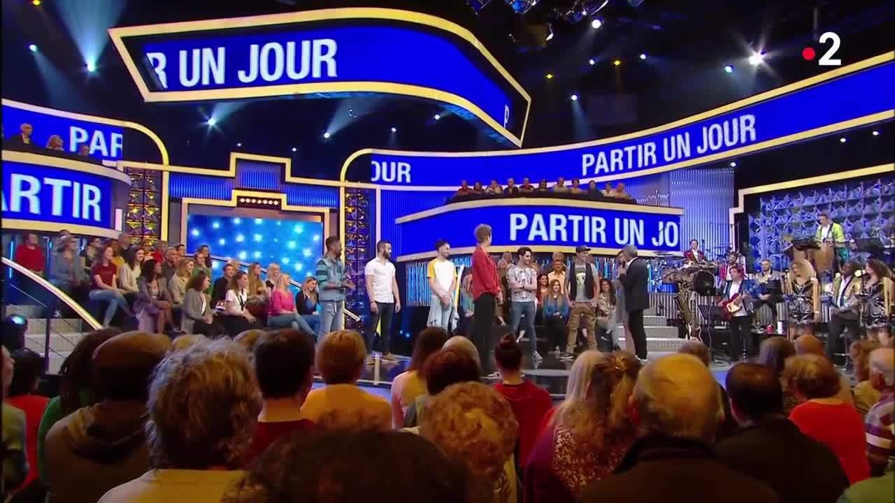 GALA VIDÉO - Quand Nagui essaie maladroitement de caser une candidate avec un danseur