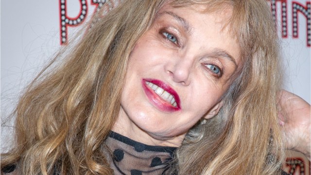 GALA VIDÉO - Arielle Dombasle évoque l'anatomie « stupéfiante d'un célèbre acteur américain
