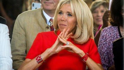 GALA VIDÉO - Brigitte Macron prudente face aux journalistes, sa petite pirouette pleine d'humour