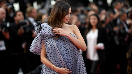 GALA VIDEO - Nabilla enceinte de 5 mois : ce look très moulant qui met en avant son baby bump