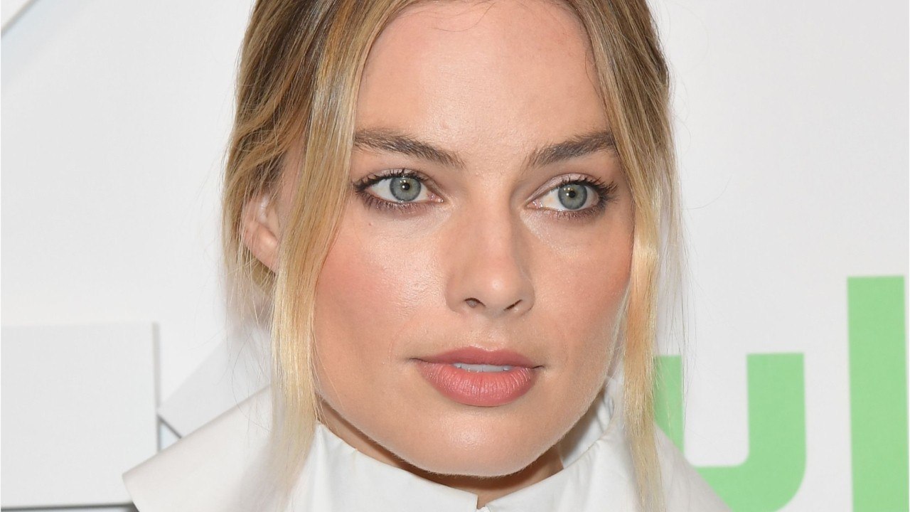 GALA VIDÉO - Nouveau rôle pour Margot Robbie : l'actrice devient égérie des parfums Chanel