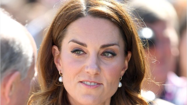 GALA VIDÉO - Kate Middleton a-t-elle commis un faux-pas en séchant le mariage de Gabriella Windsor ?