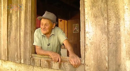 mqn- Con 97 años le encanta volar machete en el campo -161221