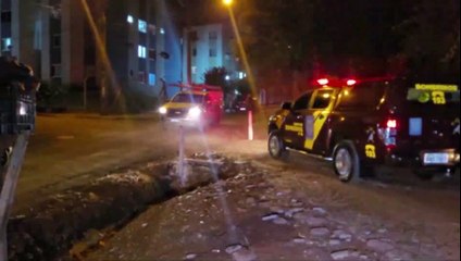 Galho de árvore cai sobre fiação e gera curto circuito seguido de incêndio no XIV de Novembro