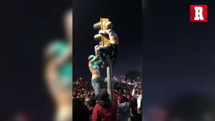 Atlas: Aficionada se cayó de un semáforo en los festejos del título