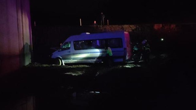 Bursa'da işçi servisi üst geçit inşaatına düştü: 5 yaralı