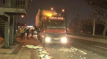 Çekicinin üzerindeki kamyon köprüye takıldı