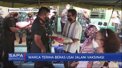 Warga Terima Beras Usai Jalani Vaksinasi Oleh TNI AD