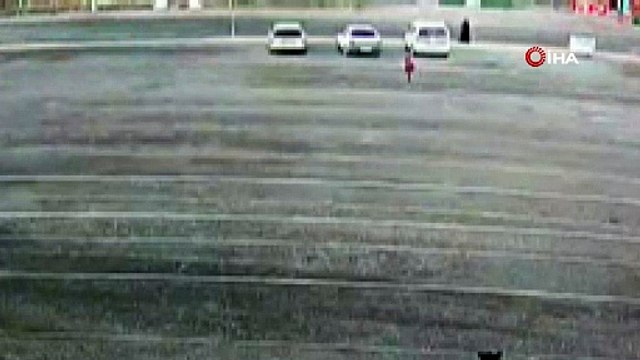 Köpeklerin saldırdığı çocuğu canı pahasına kurtardı