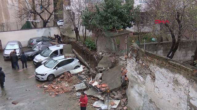 Üsküdar'da istinat duvarı çökme anı kamerada