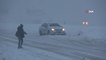 Yüksekova kar altında... Karda kayan araçlar vatandaşı yolda bıraktı