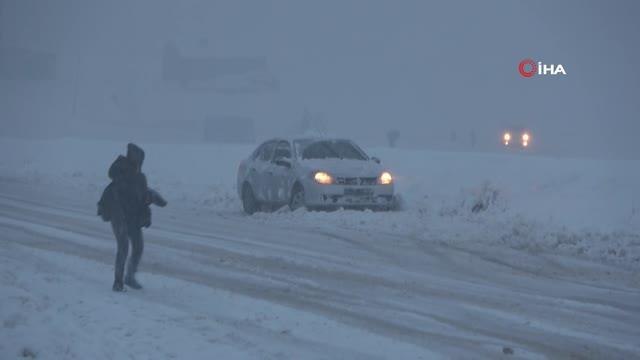 Yüksekova kar altında... Karda kayan araçlar vatandaşı yolda bıraktı