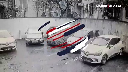 Üskidar'da aşırı sağanağa dayanamayan istinat duvarı böyle çöktü! 4 araç zarar gördü