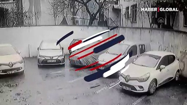 Üskidar'da aşırı sağanağa dayanamayan istinat duvarı böyle çöktü! 4 araç zarar gördü