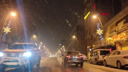 ERZURUM BEYAZA BÜRÜNDÜ; ÖĞRENCİLER KARDA HALAY ÇEKTİ