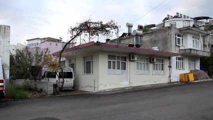 Ayrı yaşadığı eşi ile oğlunu yaralayan koca, evdeki kişiyi öldürdü