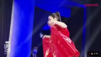 Ahu Yağtu'nun talihsiz anları! Ayağı takılınca yere kapaklandı